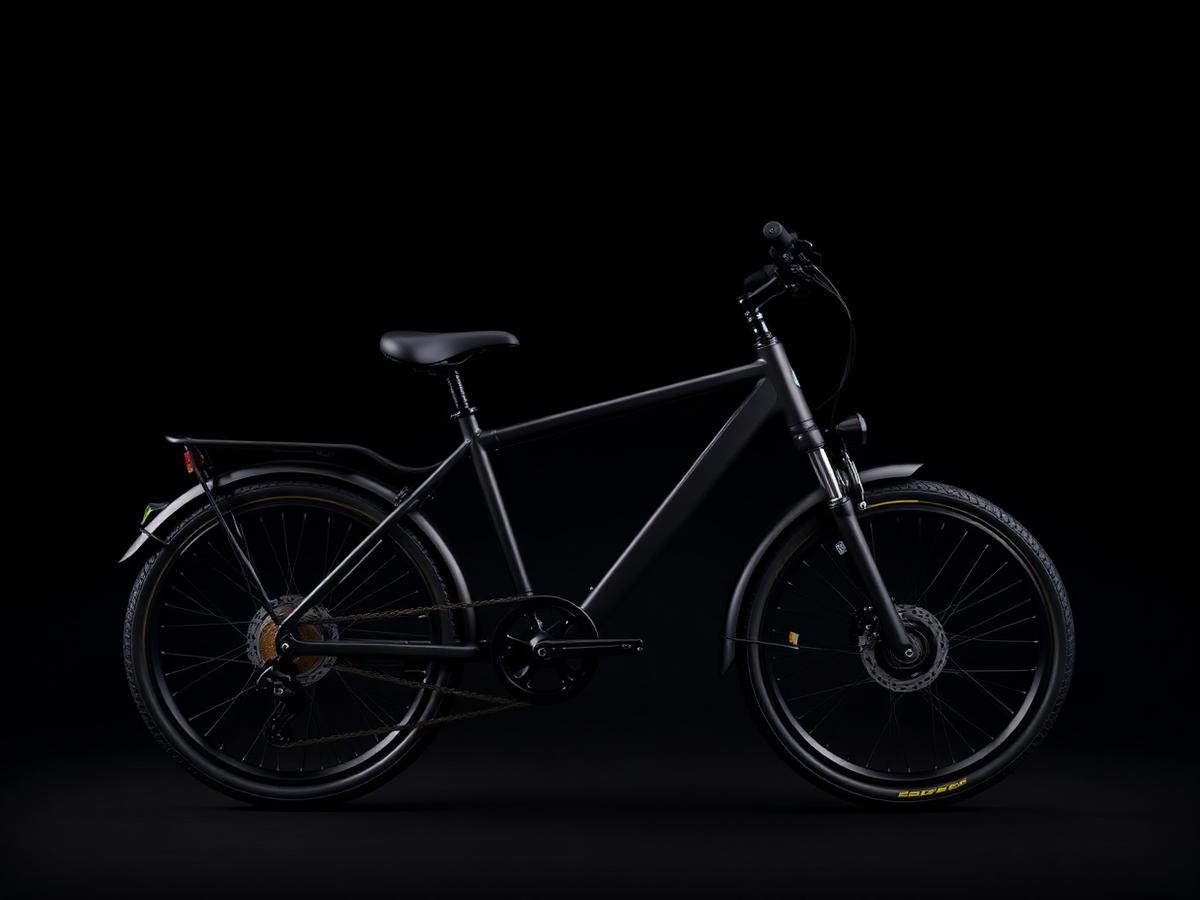 Bicicleta elétrica premium Eletricz preta em fundo escuro de estúdio